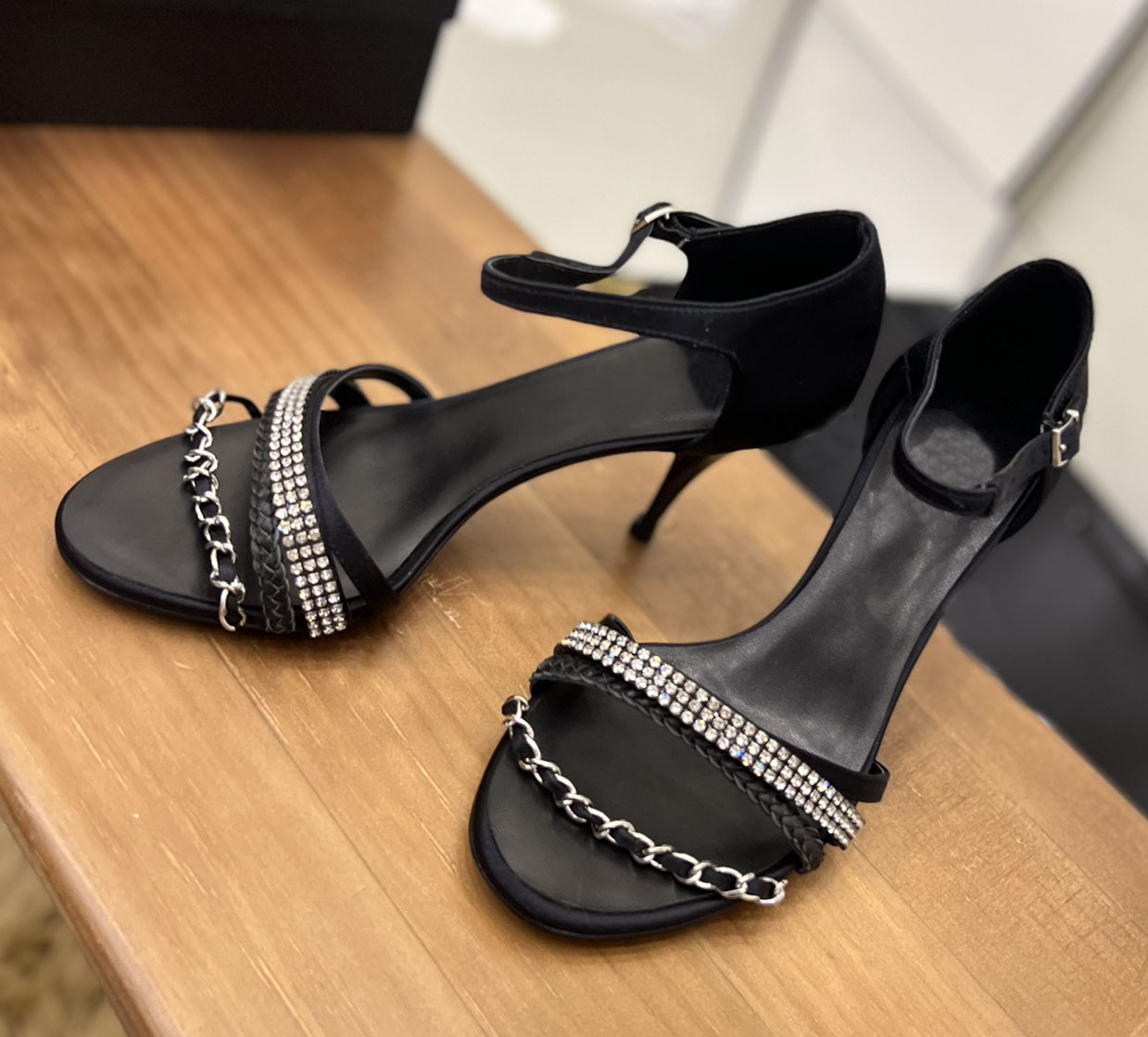 Designer Women flip flop Sandals Flat Slippers Casual Calfskin Rhinestone Strass Black open toe lace up heels Mule Sandal Summer Luxury Fashion Ladies Beach Slipper, #5
Designer Women flip flop Sandals Flat Slippers Casual Calfskin Rhinestone Strass Black open toe lace up heels Mule Sandal Summer Luxury Fashion Ladies Beach Slipper, #5