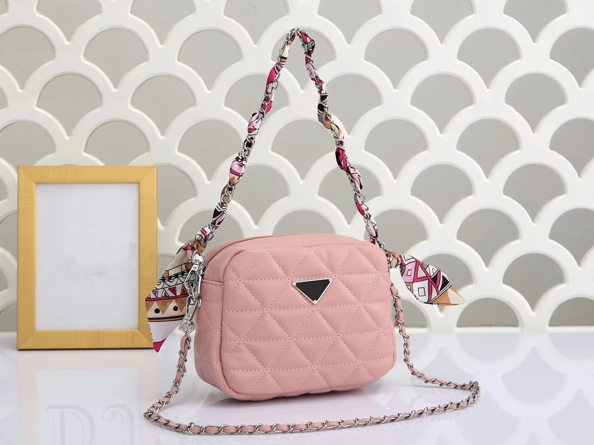 Designer one-shoulder handbag triangle solid color leather purse Neutral style stylish messenger bag, Dustbag
Designer one-shoulder handbag triangle solid color leather purse Neutral style stylish messenger bag, Dustbag