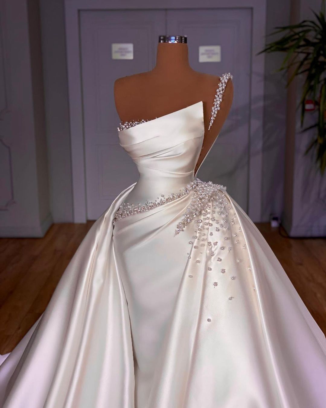 White Mermaid Wedding Dresses Sleeveless Bateau One Shoulder Sequins Pearls Appliques Detachable Train Satin Satin Bridal Gowns Sweep Train Vestido de