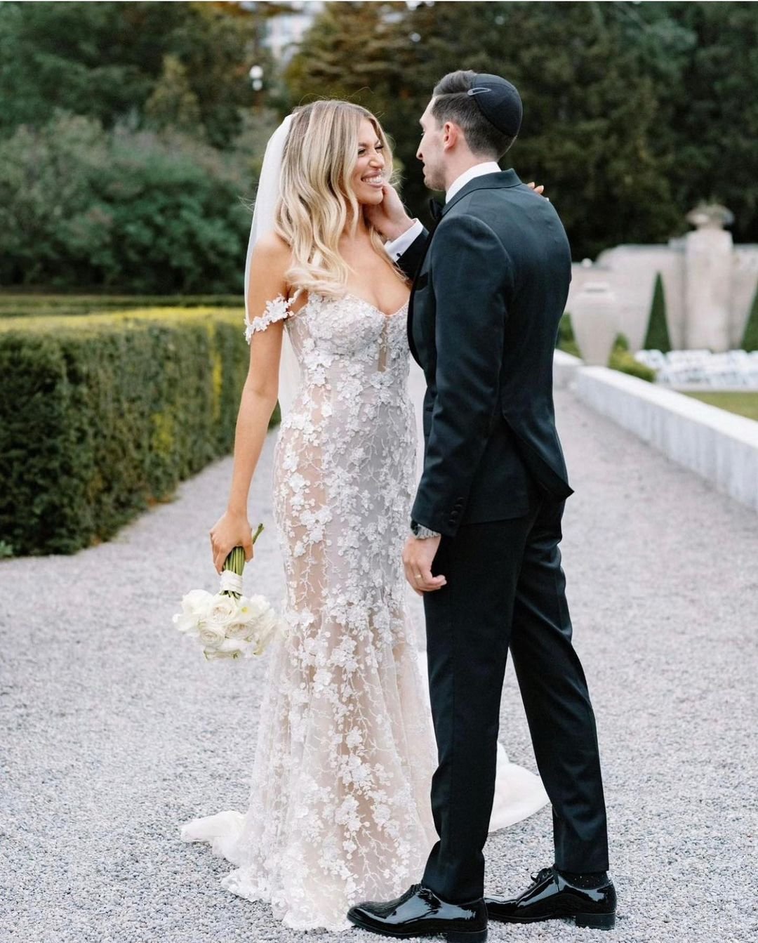 3D Flowers Wedding Dress Sexy V Neck Long Sleeve Bridal Gowns Romantic Bride Dresses
