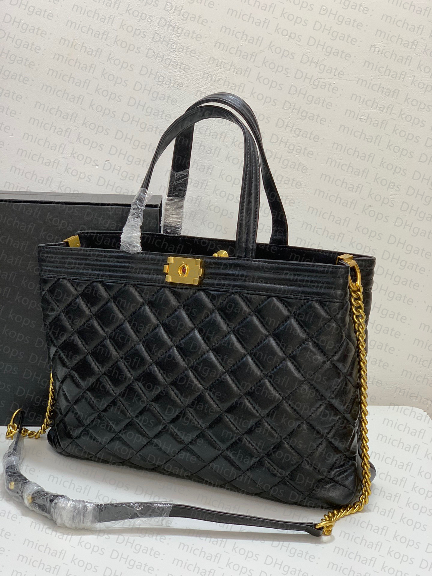 Luxury women bag single shoulder large capacity handbag diamond pattern metal LOGO imported cowhide fashion 2022 chain diagonal designer shopping bag, Beige 28*23*9cm
Luxury women bag single shoulder large capacity handbag diamond pattern metal LOGO imported cowhide fashion 2022 chain diagonal designer shopping bag, Beige 28*23*9cm