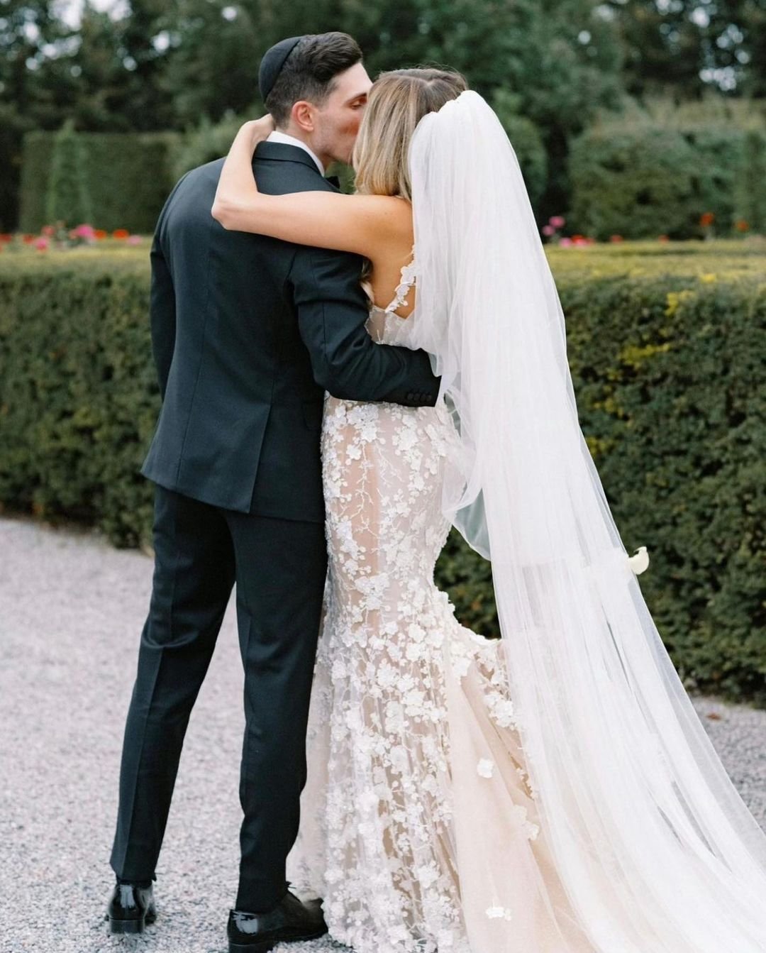 3D Flowers Wedding Dress Sexy V Neck Long Sleeve Bridal Gowns Romantic Bride Dresses