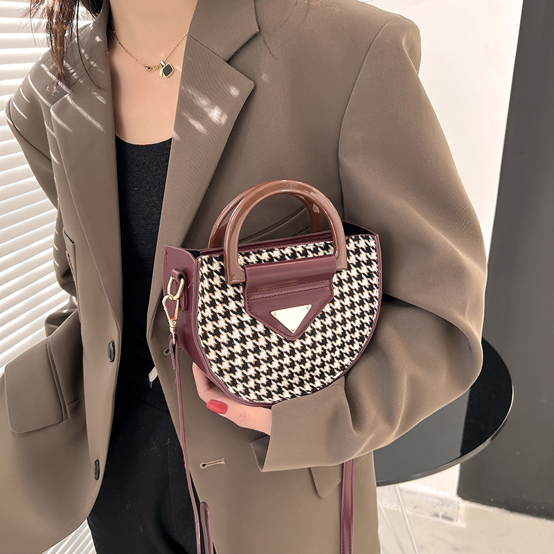 Niche Design Fashion Rhombus Canvas Handbag Saddle Bag Women's Autumn/Winter Tide All-match Messenger Bags
Niche Design Fashion Rhombus Canvas Handbag Saddle Bag Women's Autumn/Winter Tide All-match Messenger Bags