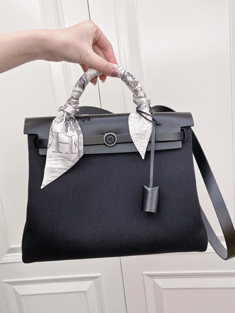 herbag Herbag bags Hand sewn herbag 31 inner seam 39cm outer saddle leather canvas one shoulder messenger hand B1FJ, No bag
herbag Herbag bags Hand sewn herbag 31 inner seam 39cm outer saddle leather canvas one shoulder messenger hand B1FJ, No bag