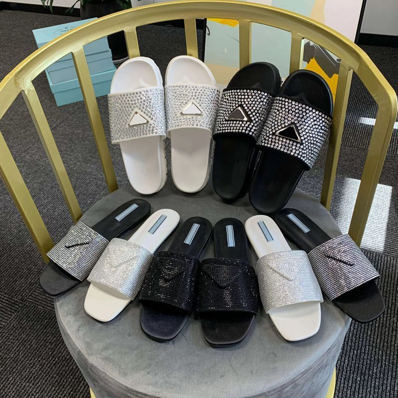 With Box Designer Women Slipper Lady Slides Satin Crystals Crystal Triangle Classics Flat Slippers Summer Beach Hotel Bath Fashion Rubber Woman Big Head Slide Shoes
With Box Designer Women Slipper Lady Slides Satin Crystals Crystal Triangle Classics Flat Slippers Summer Beach Hotel Bath Fashion Rubber Woman Big Head Slide Shoes