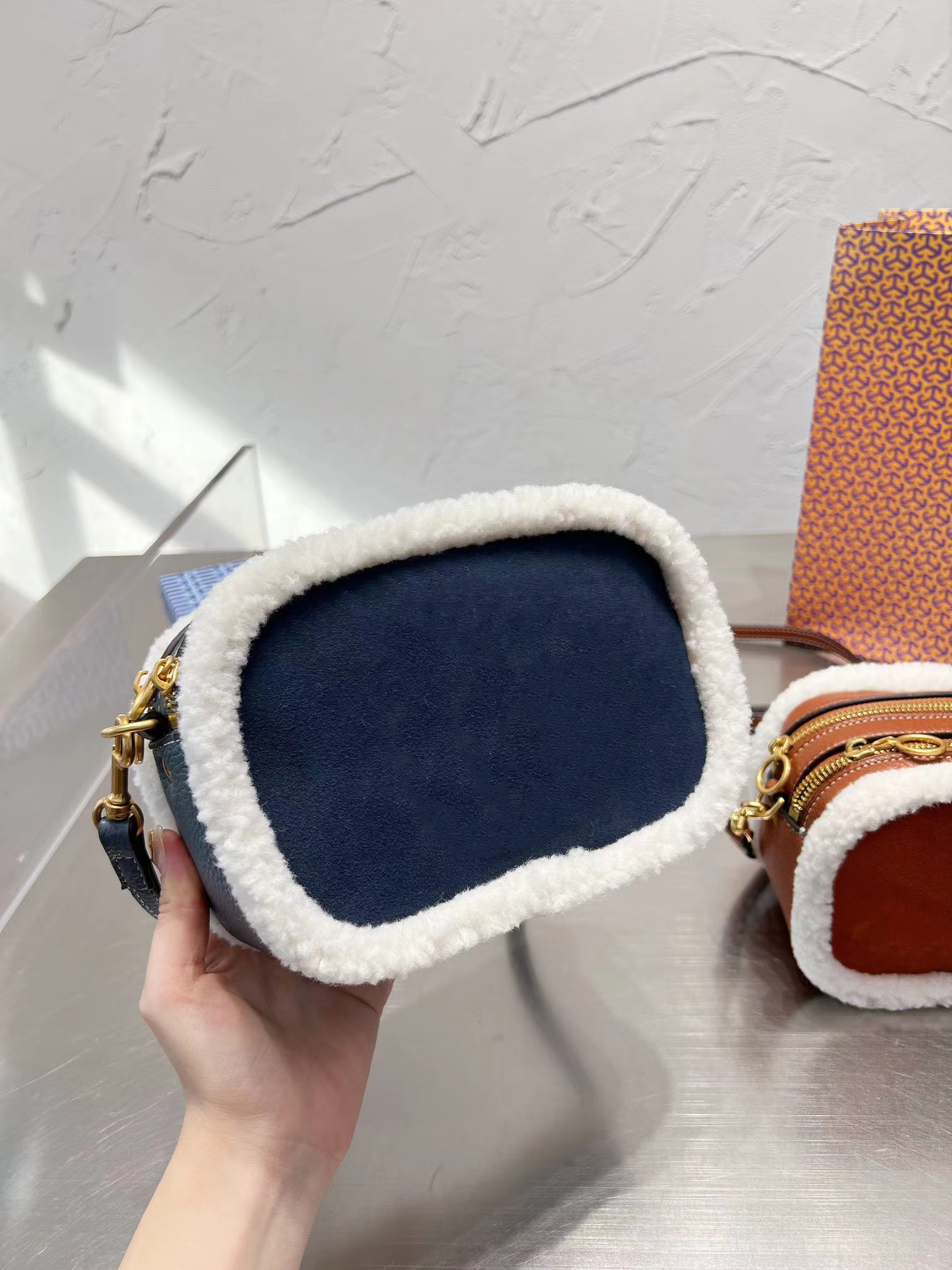 Plush bag Luxury Designer Brand 2022 Fall/winter new INS same style casual standard HASP imported fabric texture super good one-shoulder fashion cross-body Camera bag, Style 0
Plush bag Luxury Designer Brand 2022 Fall/winter new INS same style casual standard HASP imported fabric texture super good one-shoulder fashion cross-body Camera bag, Style 0