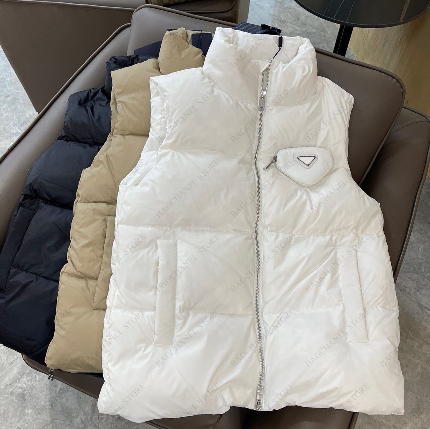 Top Womens Vests Down Parkas Puffer Jackets 22FW Fashion designer Style Vest Punk Windbreaker Pocket Outsize Men Warm Coats, Khaki
Top Womens Vests Down Parkas Puffer Jackets 22FW Fashion designer Style Vest Punk Windbreaker Pocket Outsize Men Warm Coats, Khaki