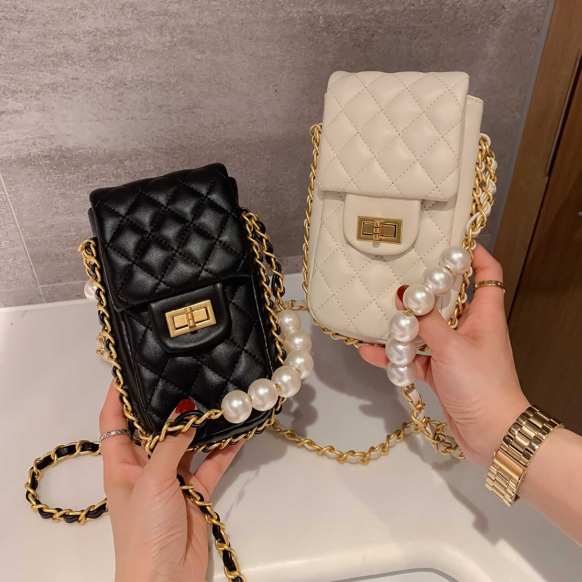Messenger Bags Small Fragrant Pearl Chain 2022 New Fashion Women's Crossbody One Shoulder Mini Mobile, Black spot;lightning delivery
Messenger Bags Small Fragrant Pearl Chain 2022 New Fashion Women's Crossbody One Shoulder Mini Mobile, Black spot;lightning delivery