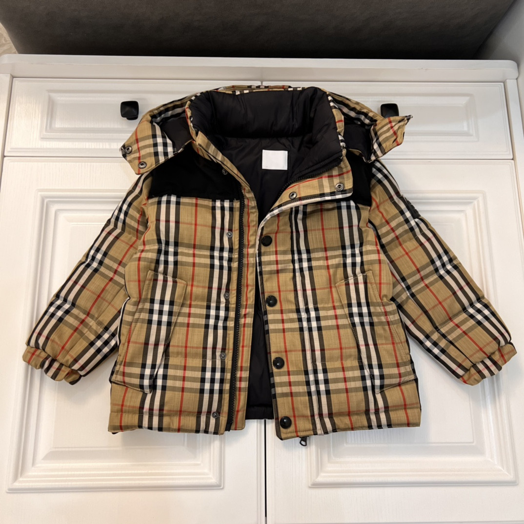 Kids Coat Down Coats Baby Clothes Jacket Designer Kid clothe With Badge Hooded Stripe Thick Warm Outwear Girl Boy Girls Classic Check khaki size -160cm
Kids Coat Down Coats Baby Clothes Jacket Designer Kid clothe With Badge Hooded Stripe Thick Warm Outwear Girl Boy Girls Classic Check khaki size -160cm