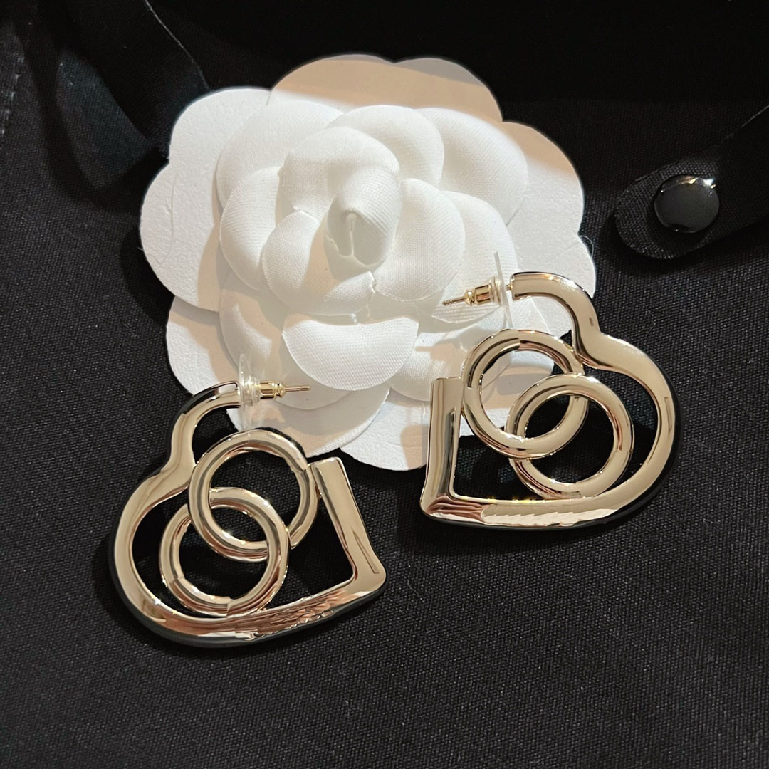 Women Hoops Earrings Heart Shape Fashion Designer Simple Earring Jewelry Luxurys Designer Earrings Letter C Birthday Gift 22092202CZ
Women Hoops Earrings Heart Shape Fashion Designer Simple Earring Jewelry Luxurys Designer Earrings Letter C Birthday Gift 22092202CZ