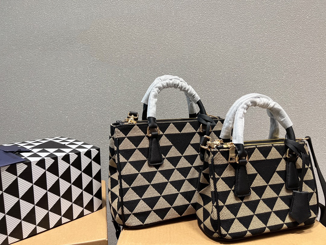 LY New Small Symbol jacquard fabric bag handbags shoulder bag women's designer shopping Handbag Killer bags Super quality luxury messenger Cross Body L, Extra freight
LY New Small Symbol jacquard fabric bag handbags shoulder bag women's designer shopping Handbag Killer bags Super quality luxury messenger Cross Body L, Extra freight