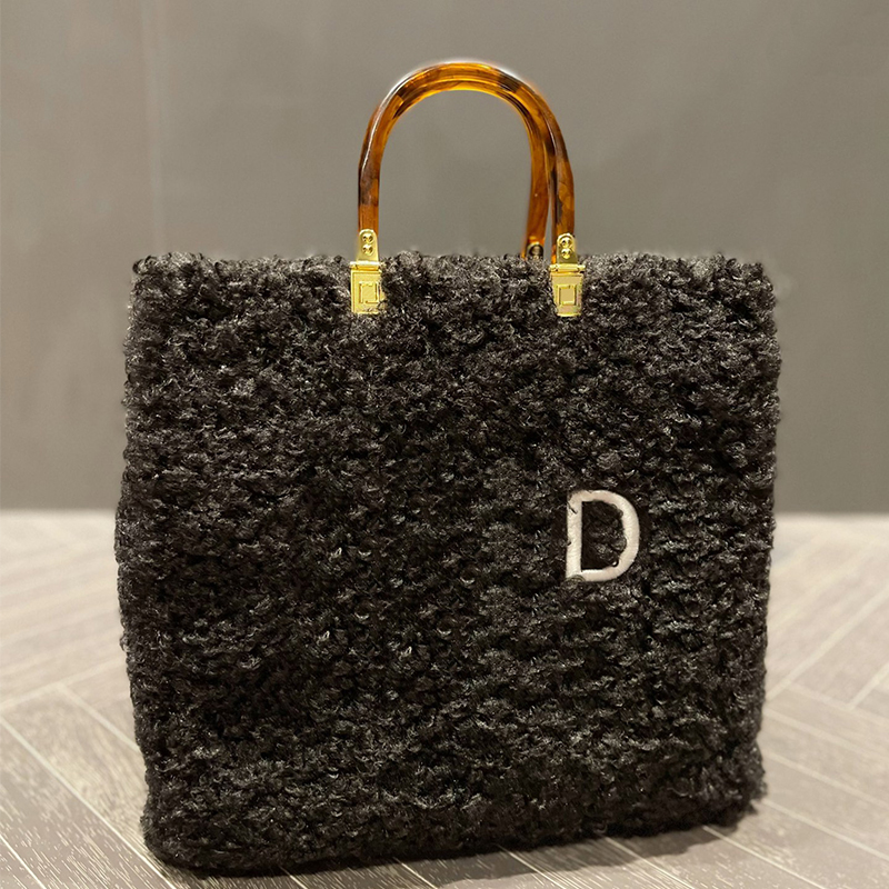 totes bags the tote bag luxury designer plush handbag Women fashion all-match Classic Large capacity wallet handbags, Fba01 35*33cm
totes bags the tote bag luxury designer plush handbag Women fashion all-match Classic Large capacity wallet handbags, Fba01 35*33cm