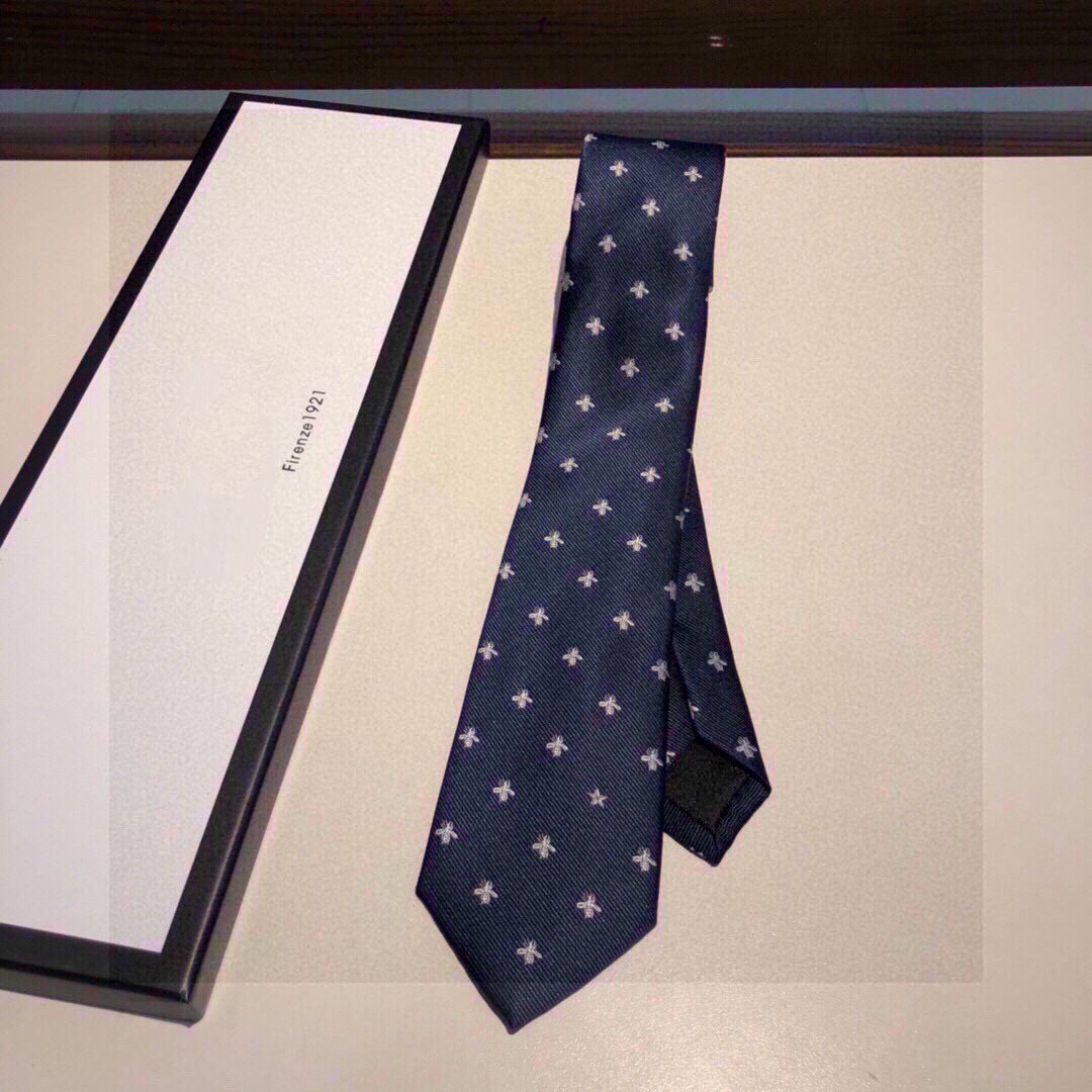 Handmake Bee Pattern Blue Silk Desginer Tie For Work Men Fashion Style Feel Comfortable Sense of Luxury Letter G Party Gift 22092304CZ
Handmake Bee Pattern Blue Silk Desginer Tie For Work Men Fashion Style Feel Comfortable Sense of Luxury Letter G Party Gift 22092304CZ