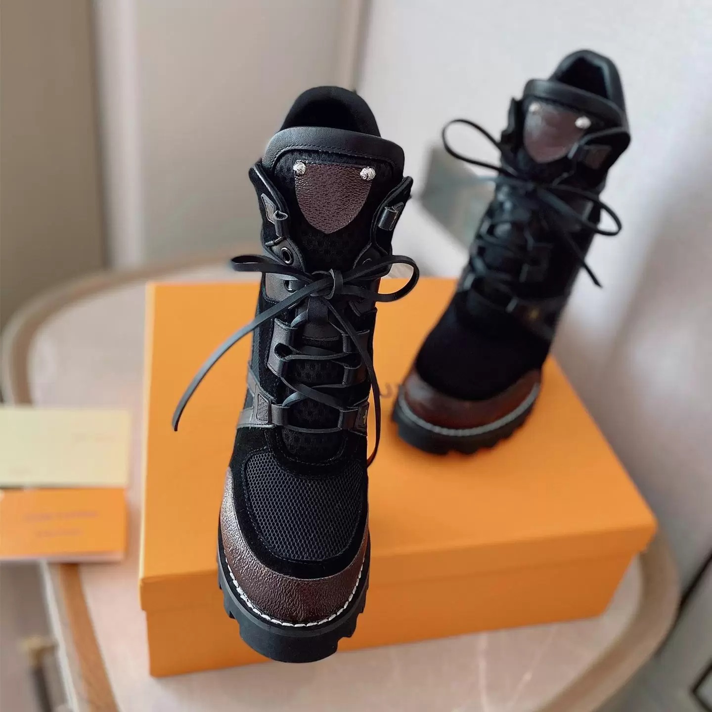 Designer Shoes Woman Ankle Boot Fashion Luxury Chunky Heel Martin Star Trail Brown Balck Martins 4S Hight Quality Woman
Designer Shoes Woman Ankle Boot Fashion Luxury Chunky Heel Martin Star Trail Brown Balck Martins 4S Hight Quality Woman