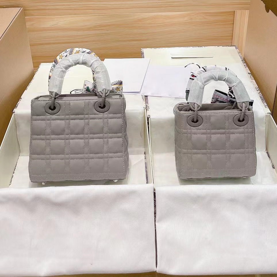 Cute 2022 Black Ladies Bags TOP Designer Luxury Handbags Silver Shoulder Bag Cross-Body Women Totes Crossbody Clutch Fashion Handbag Thread Small Lady My ABC Bag, Come with box
Cute 2022 Black Ladies Bags TOP Designer Luxury Handbags Silver Shoulder Bag Cross-Body Women Totes Crossbody Clutch Fashion Handbag Thread Small Lady My ABC Bag, Come with box
