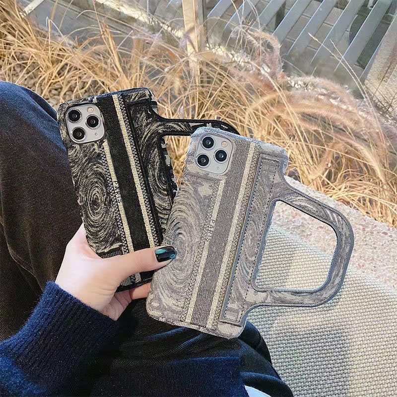 Luxury Designer Phone Cases For IPhone 14 Pro Max 13 PLUS 12 11 XR Case Hand Bag Top Fashion D Phonecase Shockproof Cover Shell, Grey
Luxury Designer Phone Cases For IPhone 14 Pro Max 13 PLUS 12 11 XR Case Hand Bag Top Fashion D Phonecase Shockproof Cover Shell, Grey