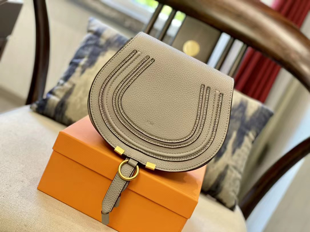 Classic Clutch Flap small saddles Bag Luxury Designer wallet Shoulder New style handbag leather Women's men tote crossbody Bags Adjustable shoulder straps
Classic Clutch Flap small saddles Bag Luxury Designer wallet Shoulder New style handbag leather Women's men tote crossbody Bags Adjustable shoulder straps