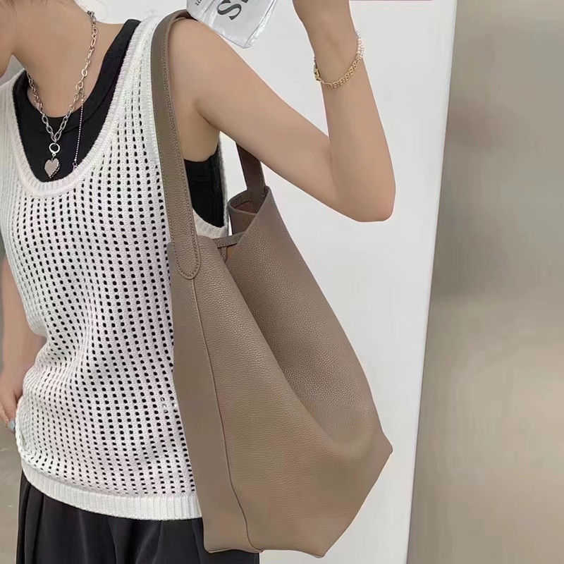 Leather Designer Bags versatile 2022 tote bag bucket bag large capacity single shoulder portable real leather bagClassic tote bag THE ROW K8JI, Grey
Leather Designer Bags versatile 2022 tote bag bucket bag large capacity single shoulder portable real leather bagClassic tote bag THE ROW K8JI, Grey