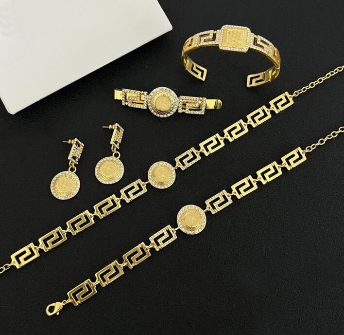 Retro Designer Jewelry V Letter Chain Necklace Bracelet Earring Greece Pattern Pure Copper Banshee Medusa Head Portrait Birthday Festive Party Gifts MS7 --02, Golden
Retro Designer Jewelry V Letter Chain Necklace Bracelet Earring Greece Pattern Pure Copper Banshee Medusa Head Portrait Birthday Festive Party Gifts MS7 --02, Golden