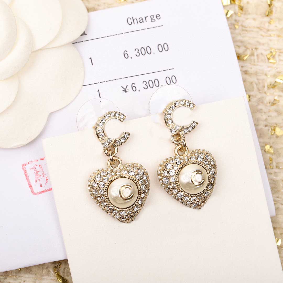Charm Drop earring heart shape pendant necklace with sparkly diamond in 18k gold plated have box stamp PS4447
Charm Drop earring heart shape pendant necklace with sparkly diamond in 18k gold plated have box stamp PS4447