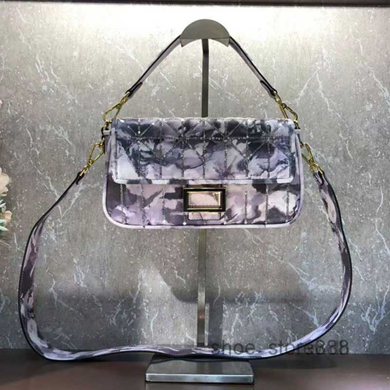 Evening Bags Quality Top Ionic Baguette Bag Handbag Sheepskin Leather Embroidered Sequins Detachable Handle Strap Gold Metal Fashion Letter
Evening Bags Quality Top Ionic Baguette Bag Handbag Sheepskin Leather Embroidered Sequins Detachable Handle Strap Gold Metal Fashion Letter