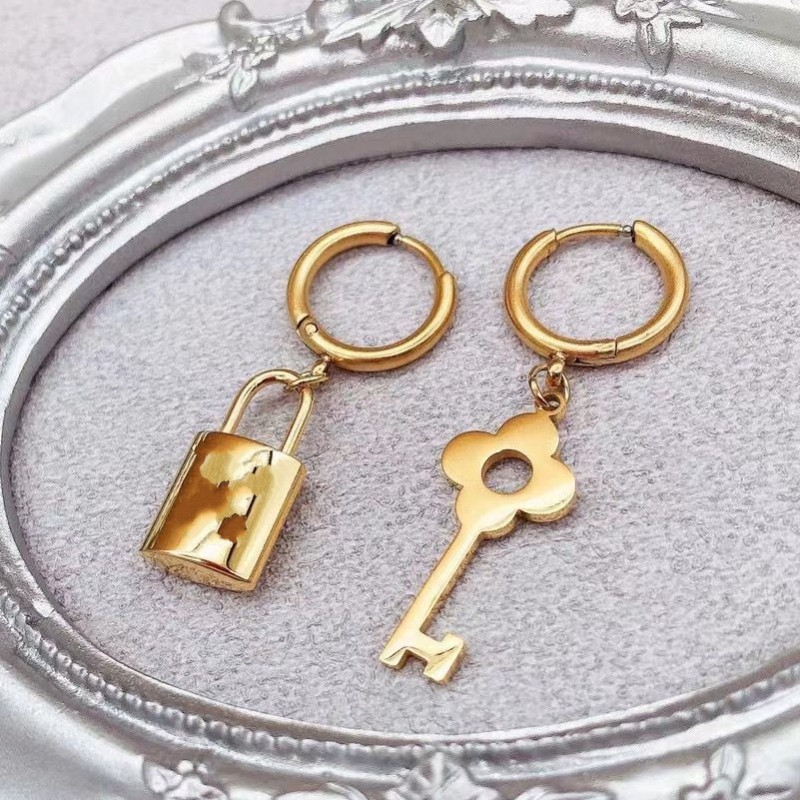 Hip hop men boy designer stud classic small tiny 3D lock love letter Earring 316L stainess steel 18k rose Gold Silver studs Earrings Women Wedding Party Jewelry
Hip hop men boy designer stud classic small tiny 3D lock love letter Earring 316L stainess steel 18k rose Gold Silver studs Earrings Women Wedding Party Jewelry