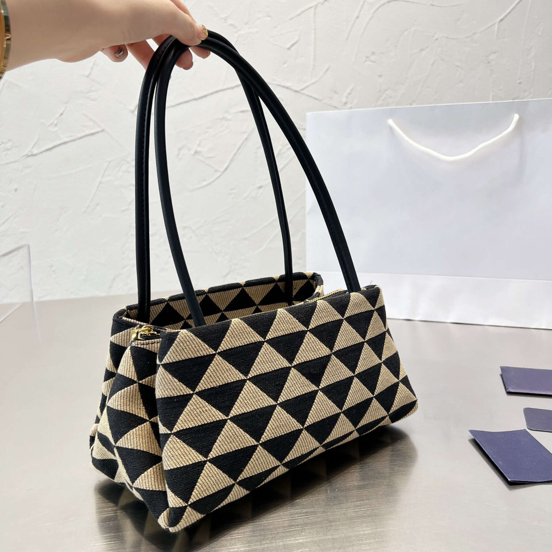 Evening Bags leather Small bag hobo three-pocket center zipper pockets designer narrow leather handle handbag metal hardware tote women nap
Evening Bags leather Small bag hobo three-pocket center zipper pockets designer narrow leather handle handbag metal hardware tote women nap