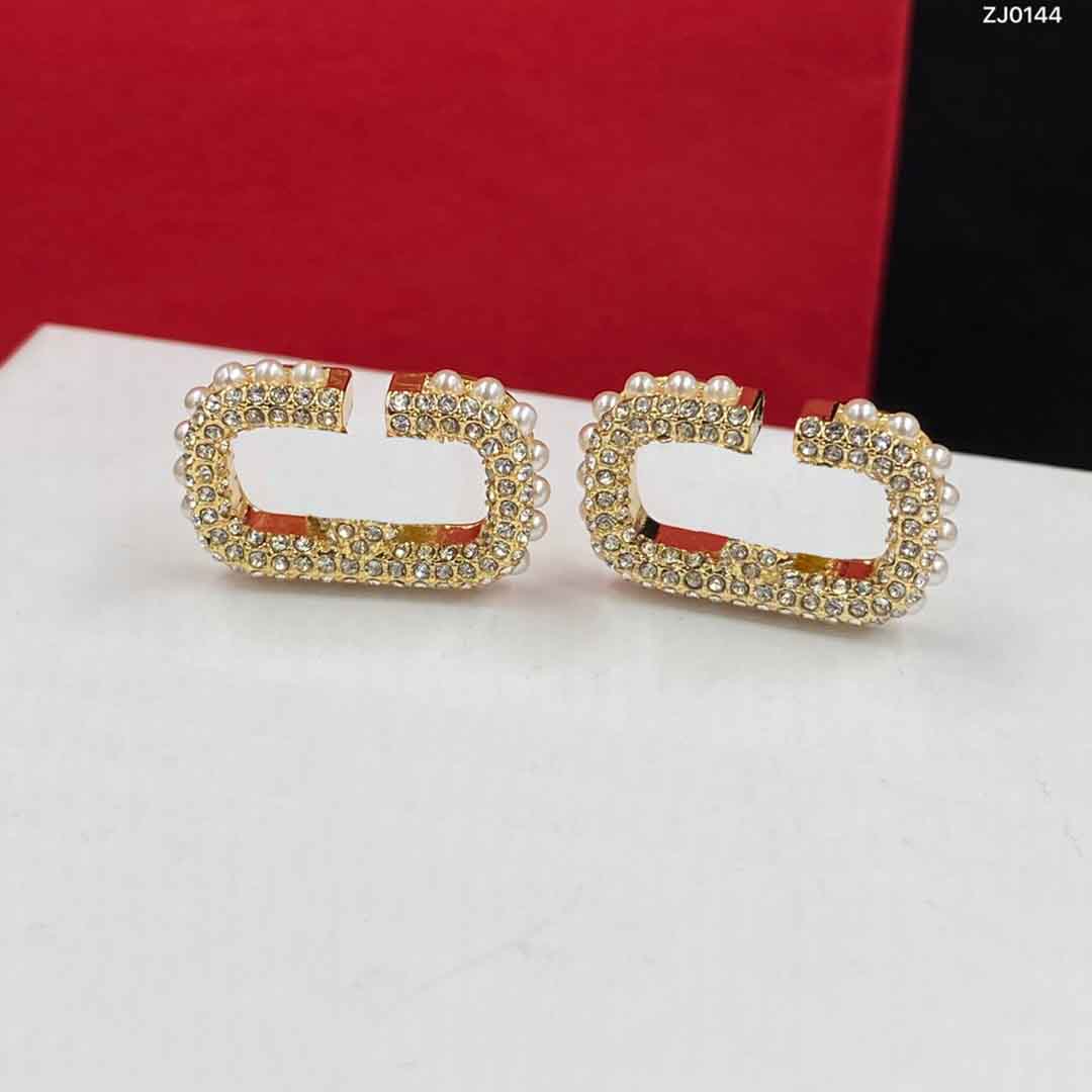 Glittering Diamond Letters Charm Earrings Rhinestone Designer Eardrops Women Alphabet Studs Dangler With Box
Glittering Diamond Letters Charm Earrings Rhinestone Designer Eardrops Women Alphabet Studs Dangler With Box