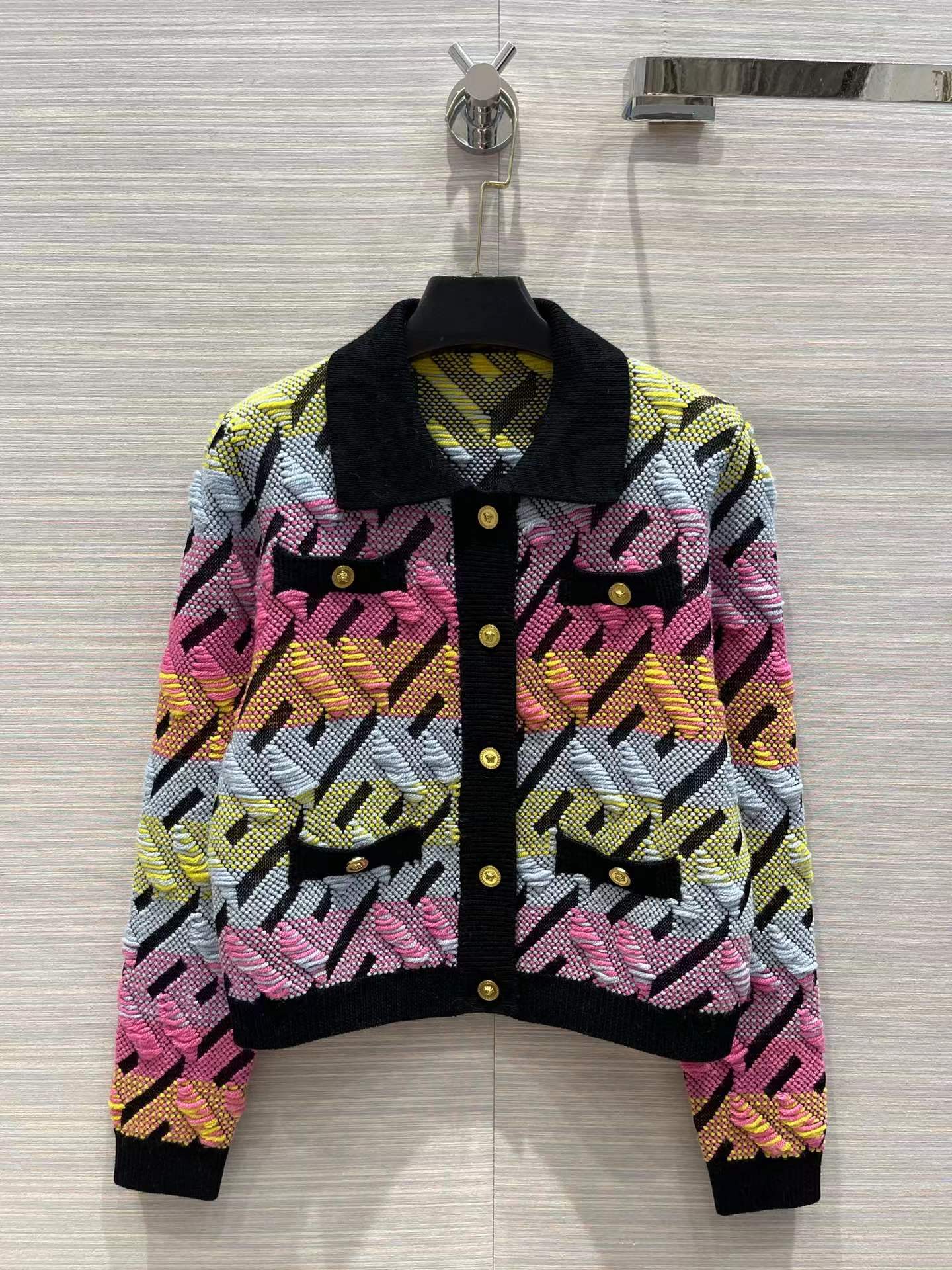 Milan Runway Sweaters 2022 New Autumn Winter Lapel Neck Long Sleeves Print Women' Sweater High End Jacquard Cardigan Designer Sweater 0924-10, Picture color
Milan Runway Sweaters 2022 New Autumn Winter Lapel Neck Long Sleeves Print Women' Sweater High End Jacquard Cardigan Designer Sweater 0924-10, Picture color