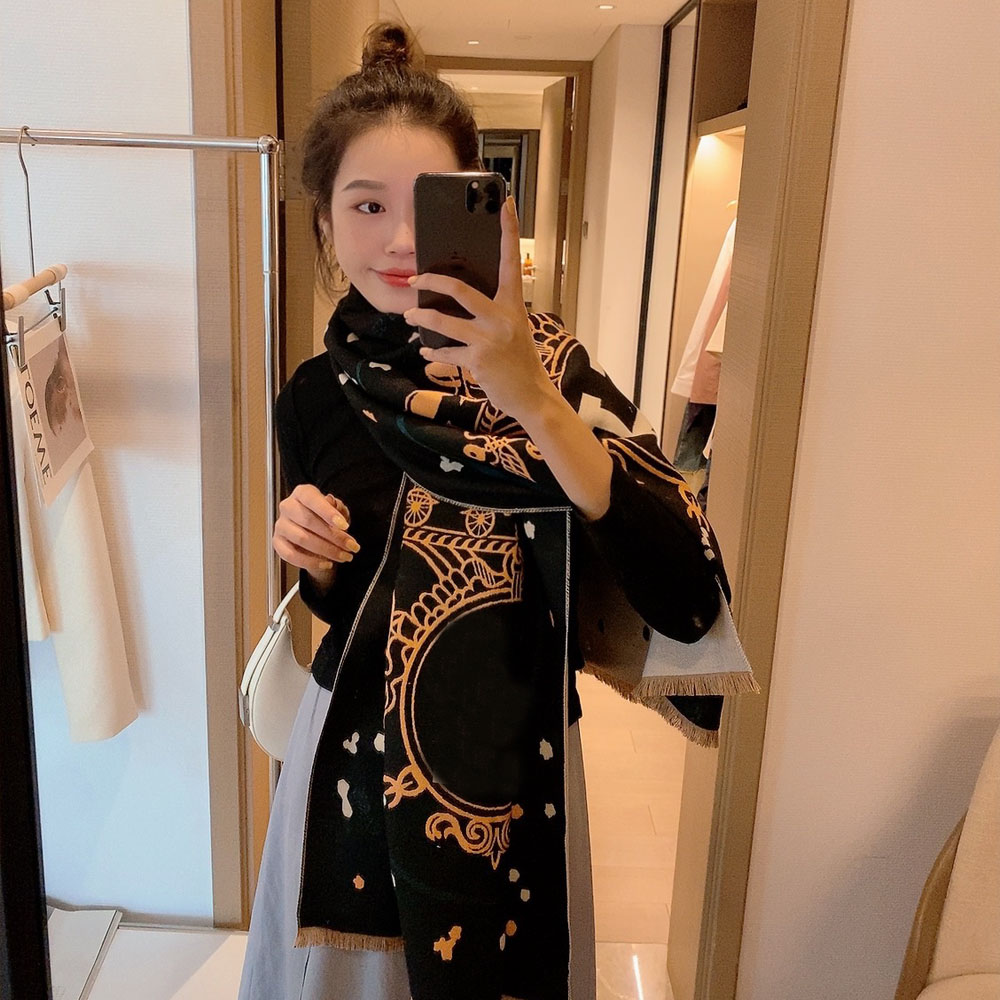23ss 23style Fashion Classic Designer Winter Scarves Graphy Jacquard Cashmere Design Scarf Women Luxury Warm Shawl Blanket
23ss 23style Fashion Classic Designer Winter Scarves Graphy Jacquard Cashmere Design Scarf Women Luxury Warm Shawl Blanket