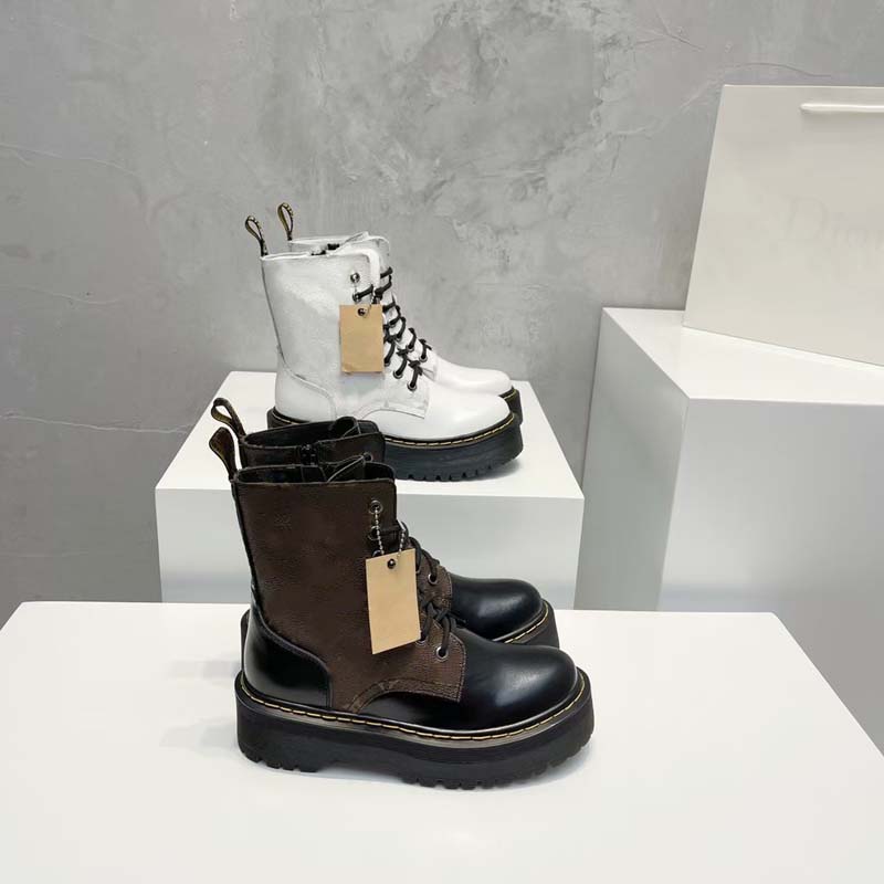 New fashion designer boots Winter snow fur satin boots Classic ankle leather outdoor shoes Knee Matt Rubber Strong thermal insulation effect and high comfort
New fashion designer boots Winter snow fur satin boots Classic ankle leather outdoor shoes Knee Matt Rubber Strong thermal insulation effect and high comfort