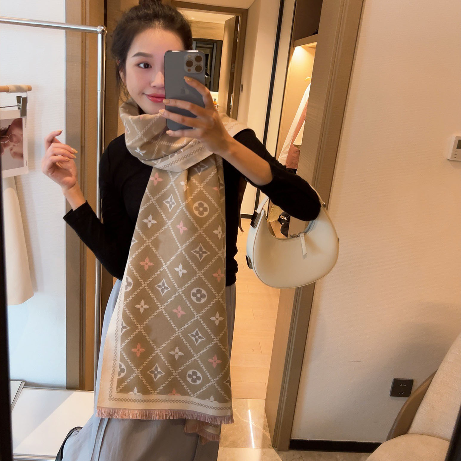 23ss 23style Fashion Designer Warm Cashmere Scarves for Women Luxury Brand Winter Shawl Thick Blanket Square Pashmina
23ss 23style Fashion Designer Warm Cashmere Scarves for Women Luxury Brand Winter Shawl Thick Blanket Square Pashmina