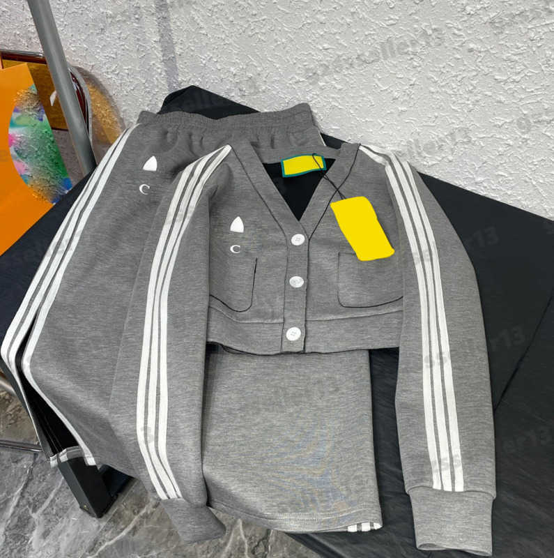 Womens Two Piece Dresses Fashion Joint Letter Logo Print Two Piece Sets Street Brand Button Cardigan V-neck Jacket And Slit Skirt Suits 0912
Womens Two Piece Dresses Fashion Joint Letter Logo Print Two Piece Sets Street Brand Button Cardigan V-neck Jacket And Slit Skirt Suits 0912