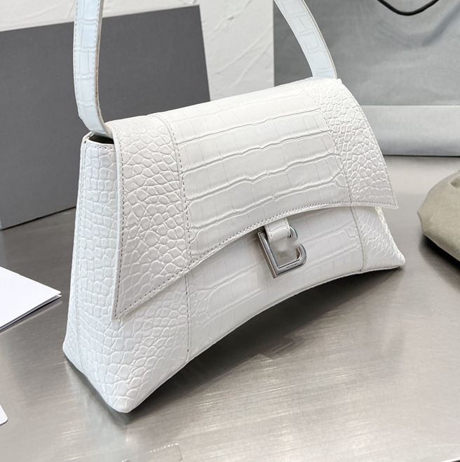 Casual Women's Evening Bags Balencaigaity Leather Alphabet One Shoulder Crossbody Bag 1-04
Casual Women's Evening Bags Balencaigaity Leather Alphabet One Shoulder Crossbody Bag 1-04