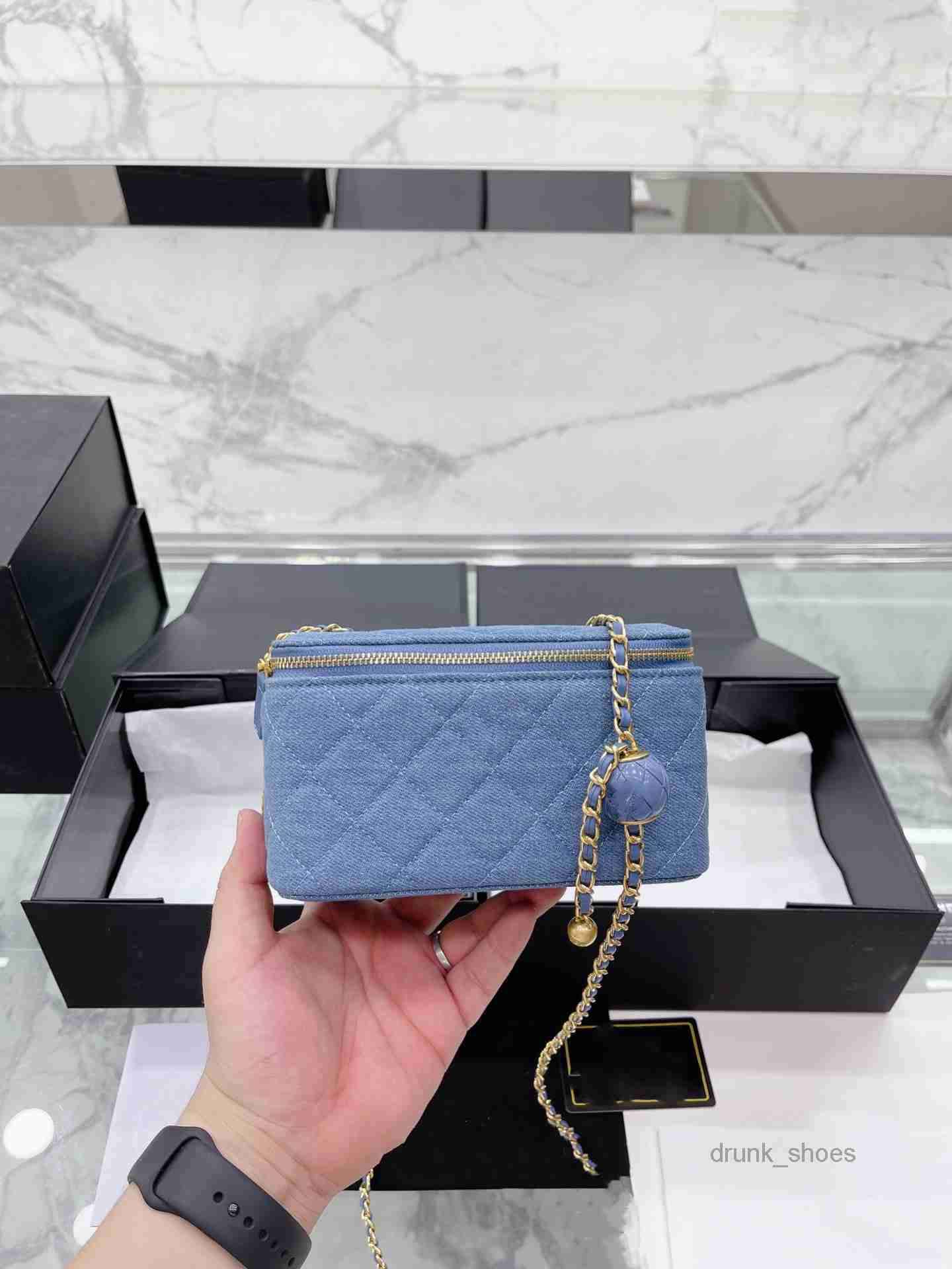 Evening Bags Summer and Autumn Ladies Shoulder Bag Designer Bag Crossbody Portable Chain Blue Denim Style Fashion Trend Matching Large
Evening Bags Summer and Autumn Ladies Shoulder Bag Designer Bag Crossbody Portable Chain Blue Denim Style Fashion Trend Matching Large