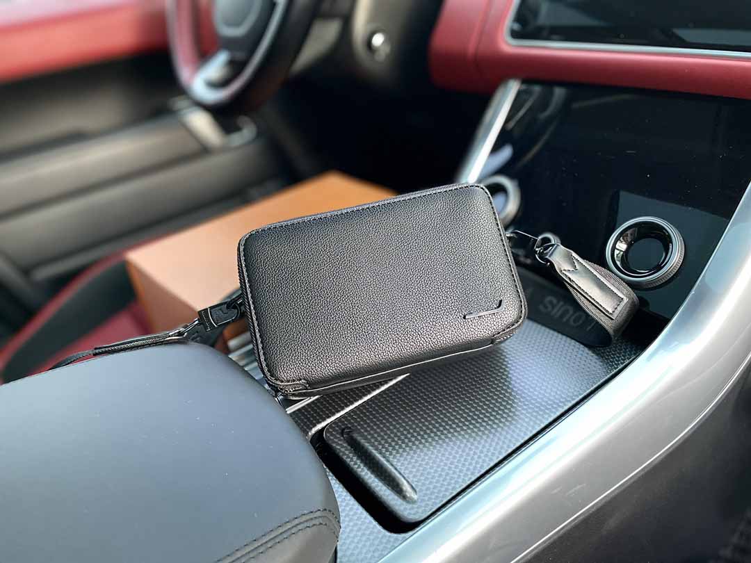 Versatile Alpha Wearable Mini bag M59161 Trunk handbag Men phone coin Purse Shoulder cross body Wallet 6 Card Slots flap Square Messenger Camera Clutch M80741 M60418, M59161 black plain
Versatile Alpha Wearable Mini bag M59161 Trunk handbag Men phone coin Purse Shoulder cross body Wallet 6 Card Slots flap Square Messenger Camera Clutch M80741 M60418, M59161 black plain