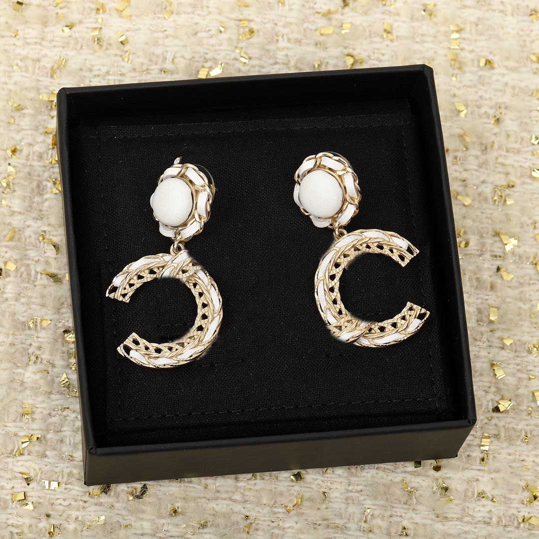 2022 Luxury quality Charm drop earring with black and white geunine leather in 18k gold plated have box stamp PS4439
2022 Luxury quality Charm drop earring with black and white geunine leather in 18k gold plated have box stamp PS4439