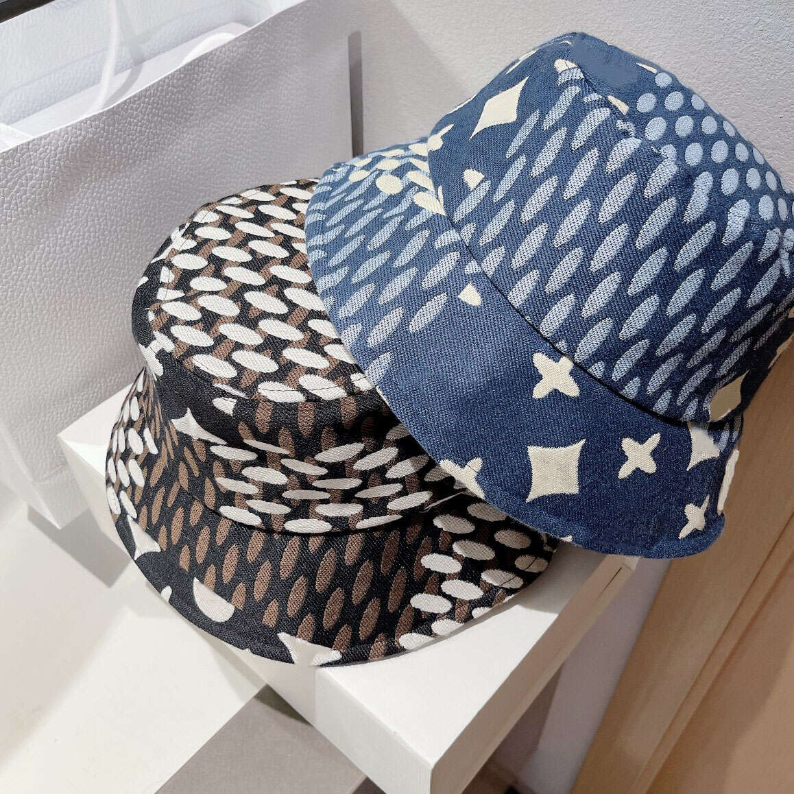 Summer Designer Bucket Hat Womens Mens High Quality Luxury Fashion Hats Casual Baseball Cap Classic Polyester Caps Letter Printed Hut Box, Blue
Summer Designer Bucket Hat Womens Mens High Quality Luxury Fashion Hats Casual Baseball Cap Classic Polyester Caps Letter Printed Hut Box, Blue