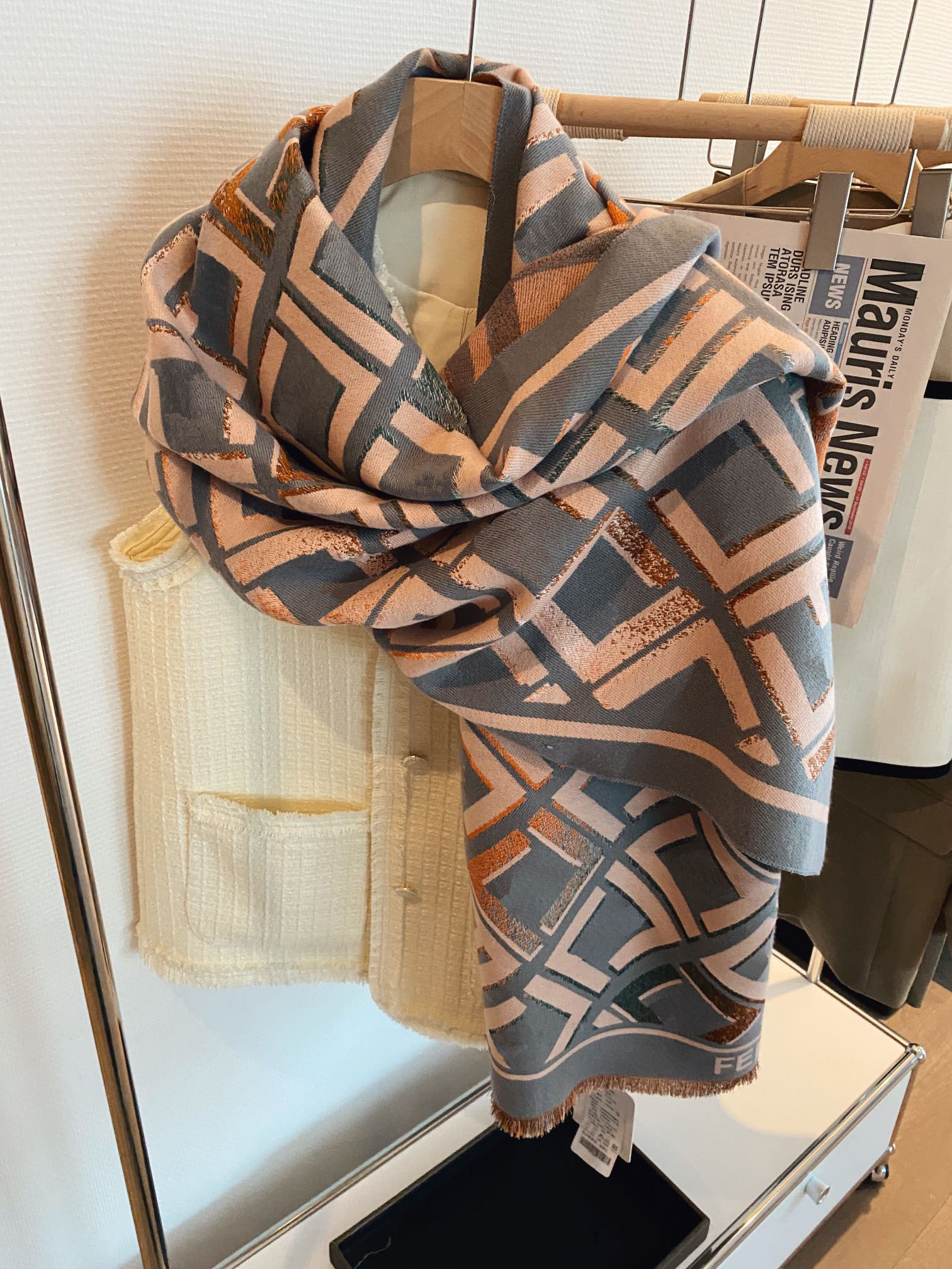 Designer Cotton Ring Plaid Scarf Fashion Scarves For Women Men Winter Warm Girlfriend Gift Print Letter F 22092401CZ
Designer Cotton Ring Plaid Scarf Fashion Scarves For Women Men Winter Warm Girlfriend Gift Print Letter F 22092401CZ