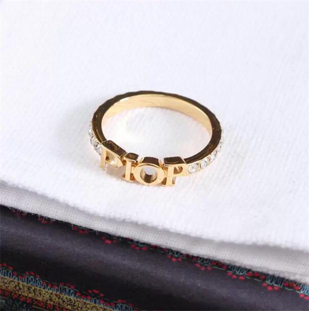 Fashion designer gold letter band rings bague for women lady Party wedding lovers gift engagement jewelry With BOX
Fashion designer gold letter band rings bague for women lady Party wedding lovers gift engagement jewelry With BOX