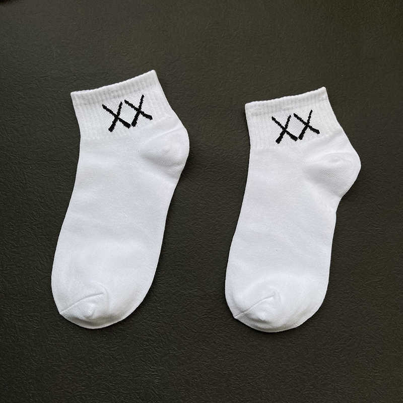 Men's Socks 4 PairsBox Fashion XX Crew Male Street Europe 350 Style Hip Hop Match Tidal Men and Women Personality 220923