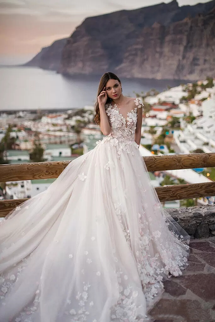 3D Floral Appliques A-Line Wedding Dresses Romantic Bridal Gowns Sheer O-Neck Sexy Backless Lace Tulle Robe De Mariage Court Train Country Bohemian Ve