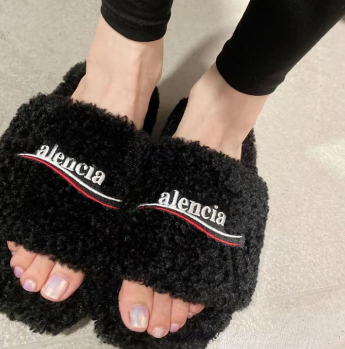 Women's Fluffy Slippers Wear Autumn and Winter Embroidery Letters Slippers Ins Fashion Shoes, White
Women's Fluffy Slippers Wear Autumn and Winter Embroidery Letters Slippers Ins Fashion Shoes, White