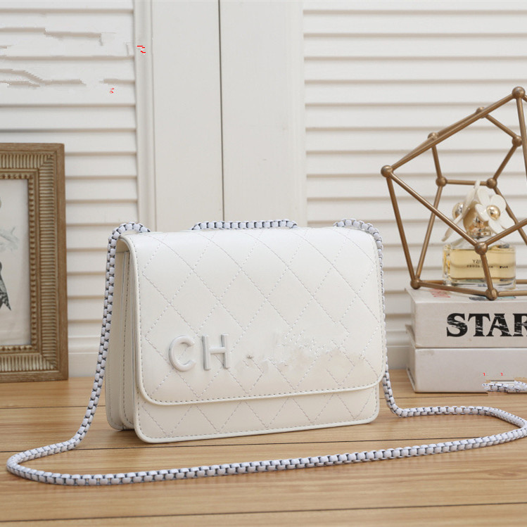 2022 Designer fashion new high-end chain mini shoulder strap cross-body stylish ladies bag
2022 Designer fashion new high-end chain mini shoulder strap cross-body stylish ladies bag