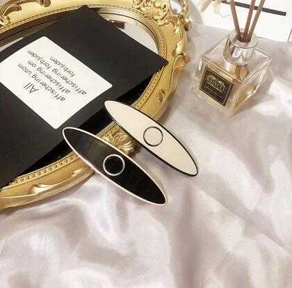 Designer Letter Hair Clips Wind Acrylic Black And White Milk Tea Color Hairpin Edge Clip Bobby Pin Barrette Headdress Womans Hairpins
Designer Letter Hair Clips Wind Acrylic Black And White Milk Tea Color Hairpin Edge Clip Bobby Pin Barrette Headdress Womans Hairpins