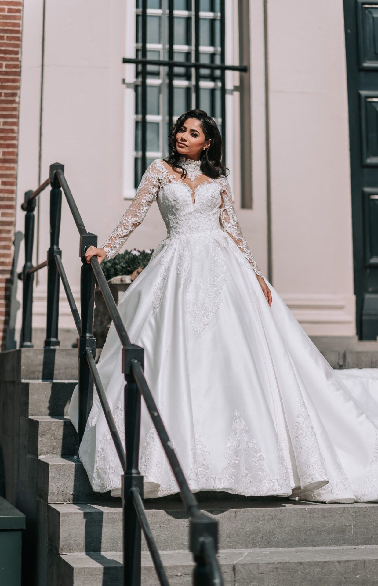 Luxury A-Line Wedding Dresses Arabic Dubai Satin Bridal Gowns Classic High Neck Long Sleeves Lace Appliques Beading Chapel Church Vestido de Novia 202