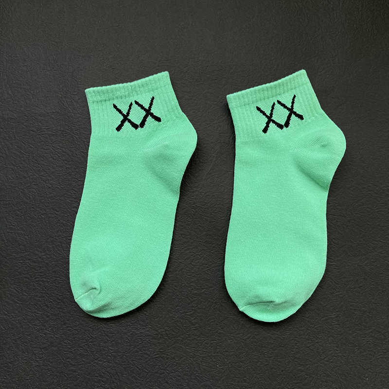 Men's Socks 4 PairsBox Fashion XX Crew Male Street Europe 350 Style Hip Hop Match Tidal Men and Women Personality 220923