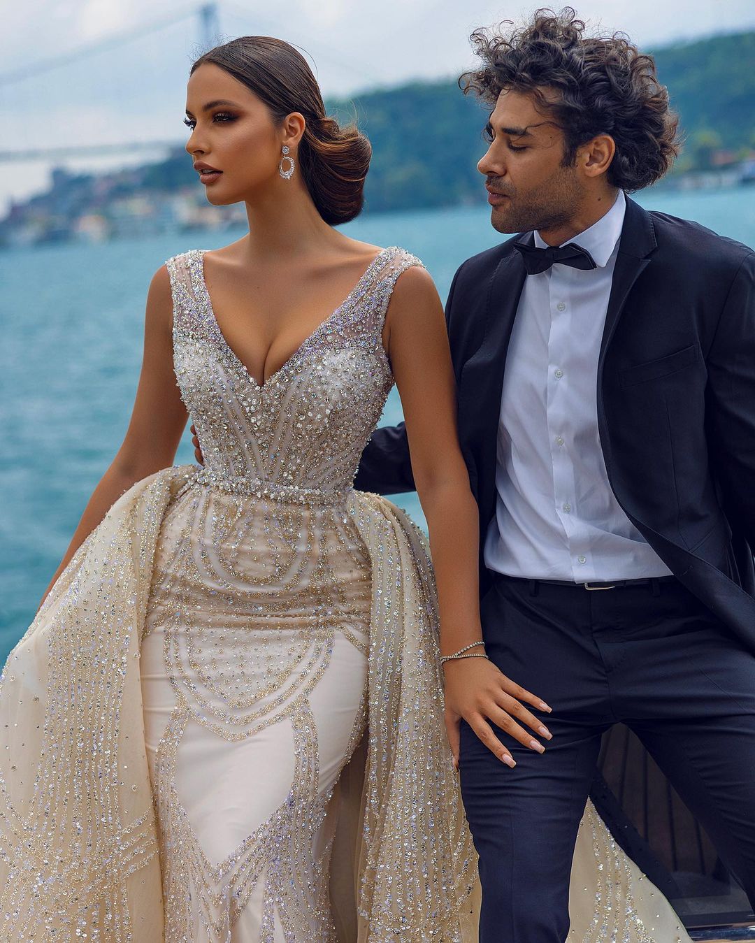 Luxurious Dubai Wedding Dress Beaded Crystals Rhinestones Bridal Gowns V Neck with Detachable Train Robe de mariee