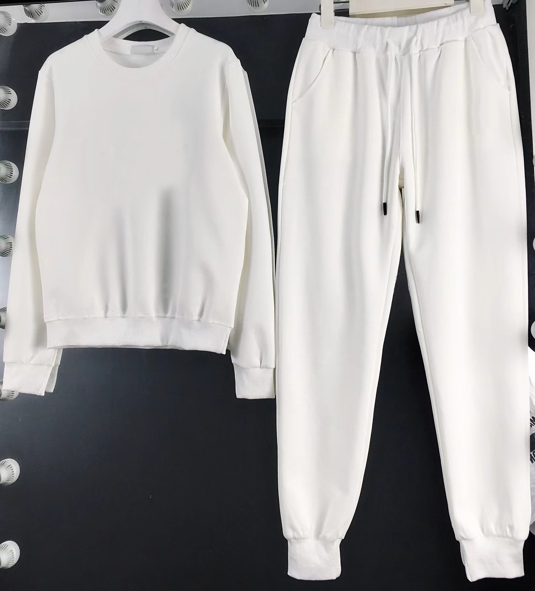 Pants brand designer high-end sports suit women's autumn tide brand European casual pullover loose long-sleeved letter printing two-piece set, Mass customization
Pants brand designer high-end sports suit women's autumn tide brand European casual pullover loose long-sleeved letter printing two-piece set, Mass customization