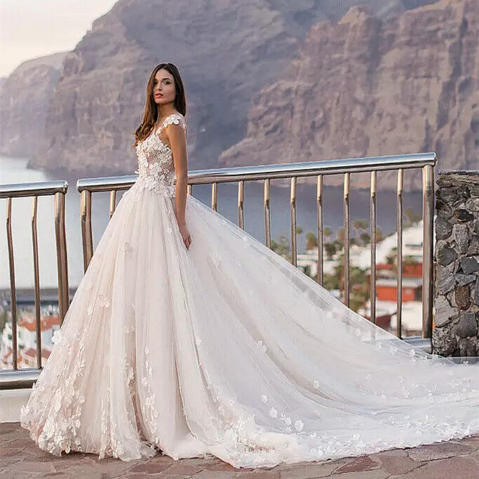 3D Floral Appliques A-Line Wedding Dresses Romantic Bridal Gowns Sheer O-Neck Sexy Backless Lace Tulle Robe De Mariage Court Train Country Bohemian Ve